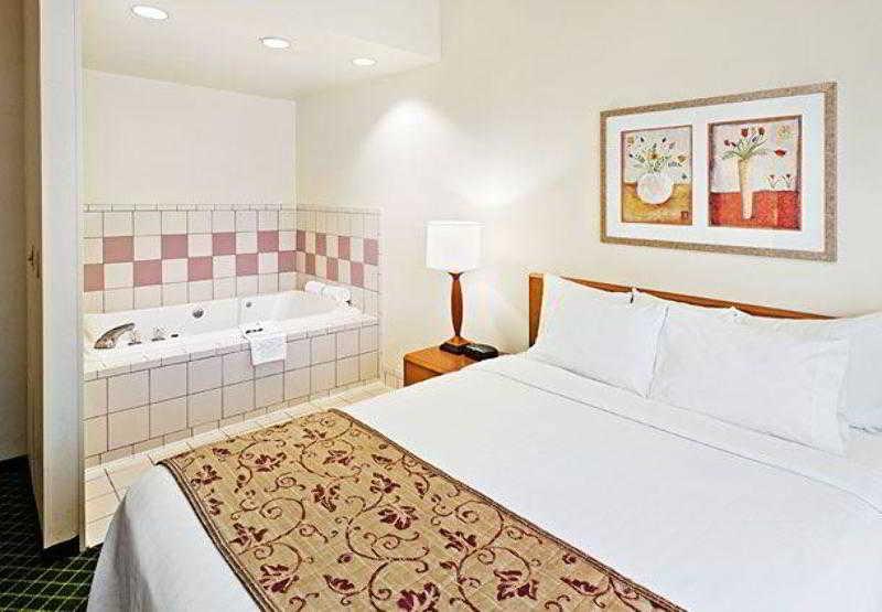Fairfield Inn & Suites By Marriott San Antonio Airport/North Star Mall Room photo